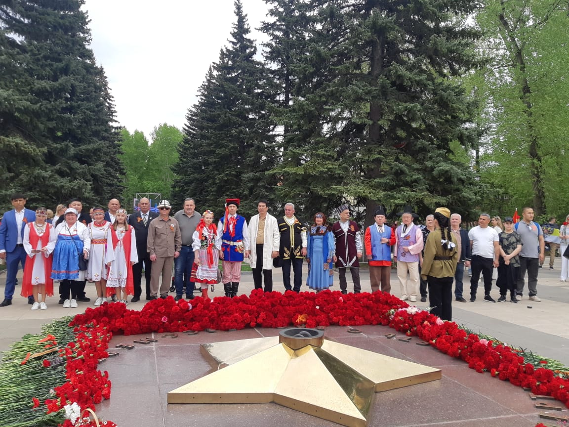 В Абакане представители национально-культурных объединений республики вместе с членами Общественной палаты Хакасии возложили цветы к Вечному огню В Абакане представители национально-культурных объединений республики вместе с членами Общественной палаты Хакасии возложили цветы к Вечному огню