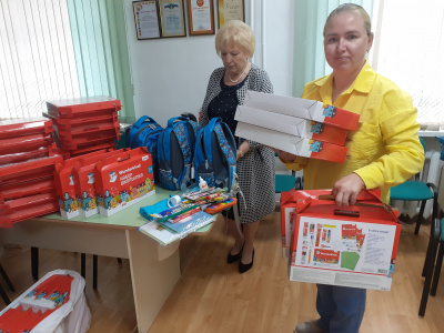 Общественная палата Хакасии подарила детям рюкзаки и школьные наборы