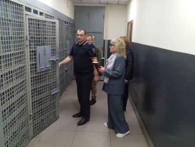 Члены Общественной наблюдательной комиссии по правам лиц, находящихся в местах принудительного содержания, Ирина Халиман, Евгений Киреев и Варвара Изместьева проверили специальное помещение для задержанных лиц при Дежурной части УМВД России по гор Абакану